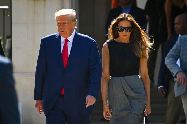 El expresidente de los Estados Unidos, Donald Trump, y su esposa, Melania Trump, salen de un colegio electoral después de votar en las elecciones intermedias de Estados Unidos en Palm Beach, Florida, el 8 de noviembre de 2022.