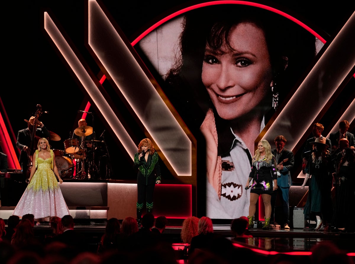 CMA Awards honor Loretta Lynn, ‘Buy Dirt’ wins song honor