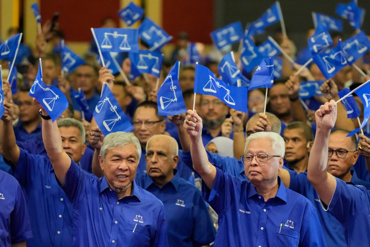 Skandallardan etkilenmeyen Malezya'nın eski partisi anketlerde kazanmak istiyor