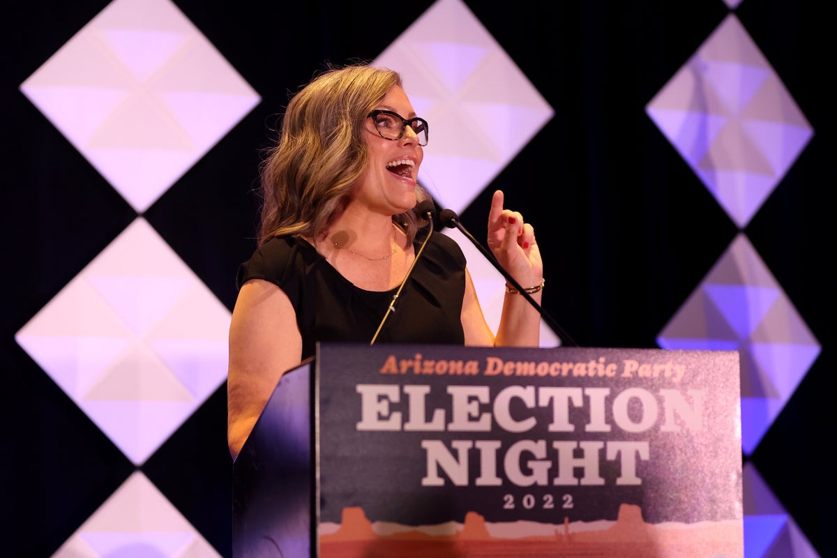 Yetkililer oy sayımı gecikmelerini ele alırken, Arizona valisi yarışında Katie Hobbs, Kari Gölü üzerindeki liderliği genişletiyor