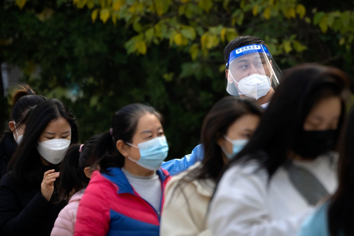 China reports 10,000 new virus cases, capital closes parks