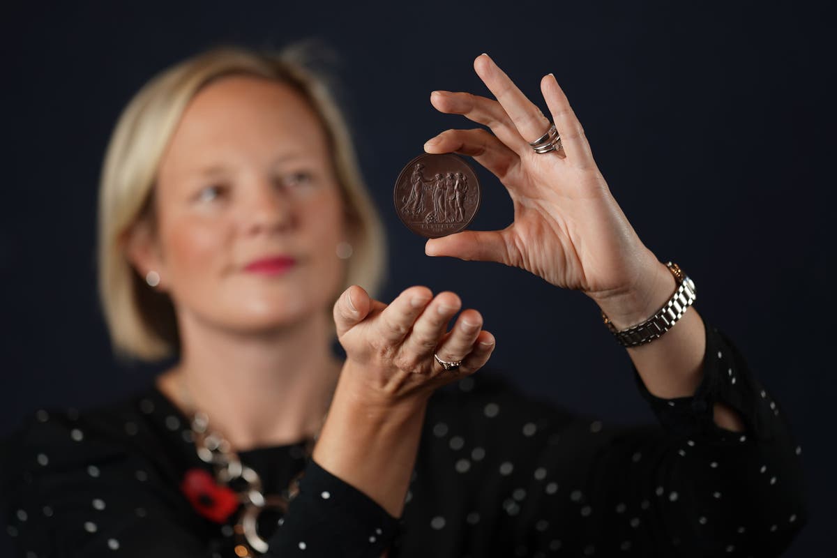 Wedgwood medallion created to mark founding of modern Australia set for auction Wedgwood medallion created to mark founding of modern Australia set for auction