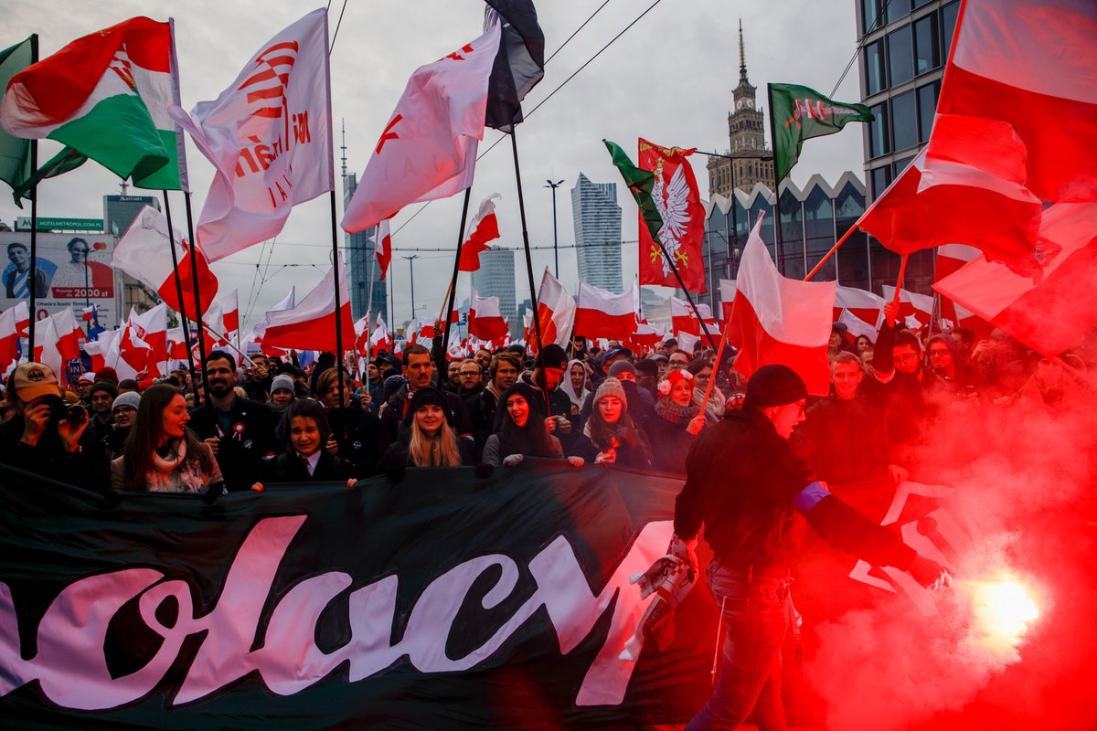 Polonya Bağımsızlık Günü'nde binlerce kişi milliyetçi yürüyüşe katıldı