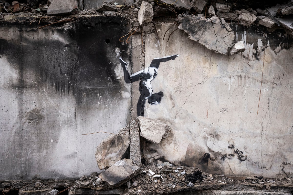 Banksy, Ukrayna'da yıkılan binadaki yeni sanat eserini tanıttı