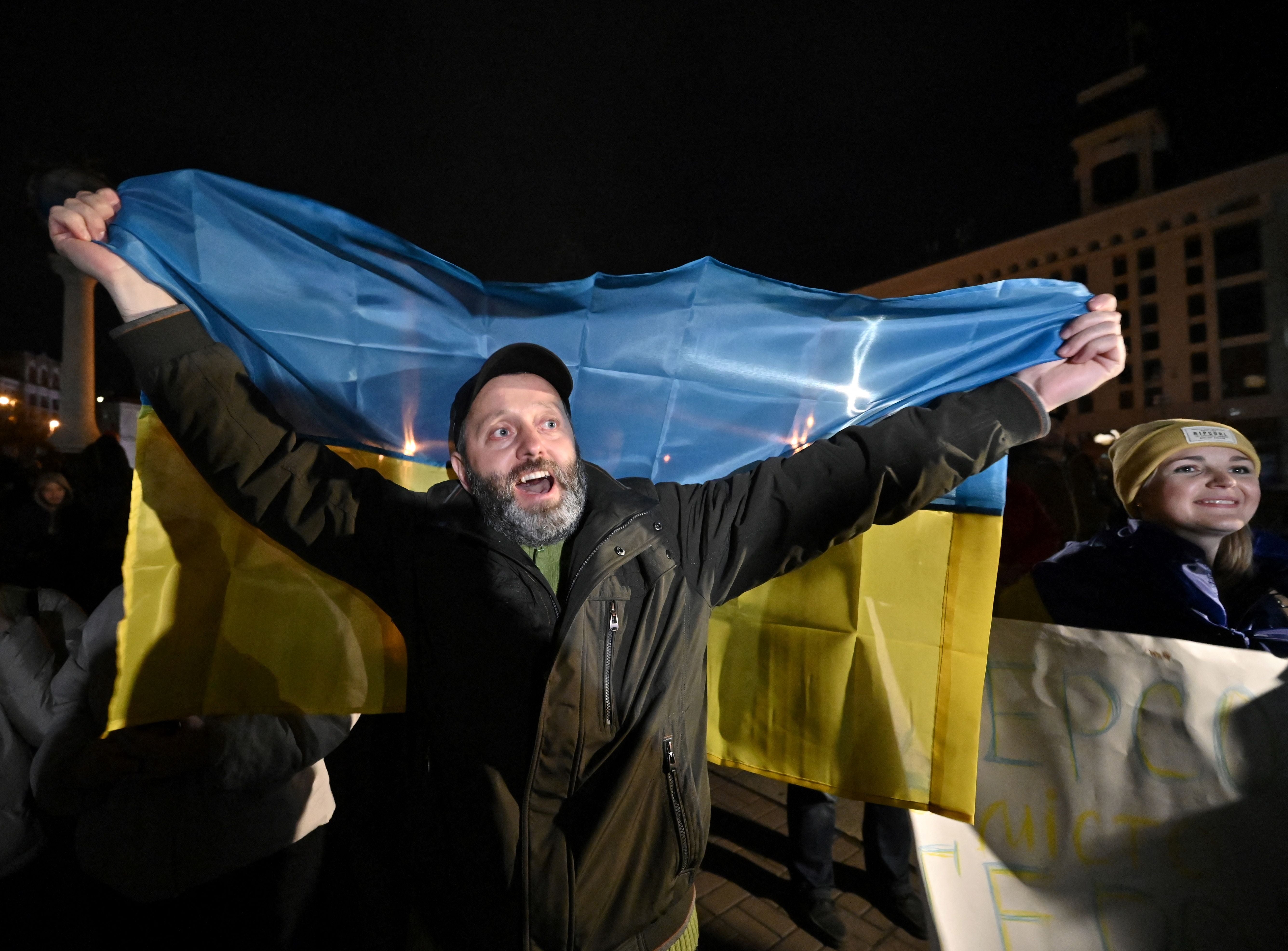 Ukrainians return to Kyiv’s Maidan Square to celebrate the liberation of Kherson in November 2022