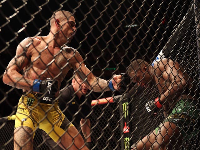 <p>Alex Pereira (left) secured a TKO win against Israel Adesanya in the final round</p>