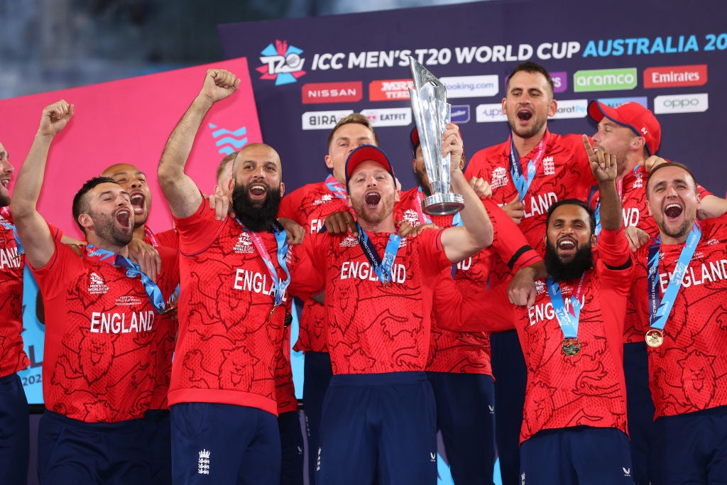 Buttler lifts the T20 World Cup trophy after victory over Pakistan
