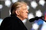 Trump comparte teorías de conspiración QAnon en Truth Social