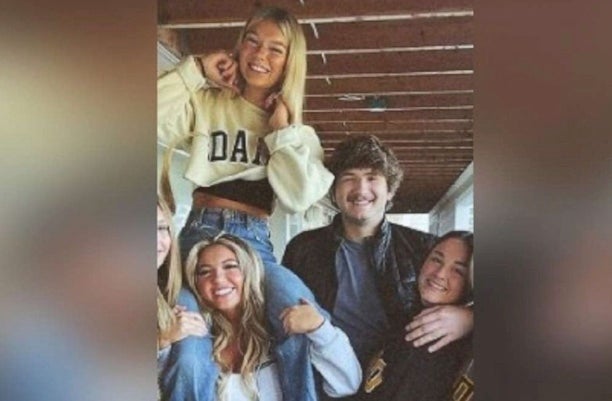 Ethan Chapin, 20, Madison Mogen, 21, Xana Kernodle, 20 y Kaylee Goncalves, 21, se tomaron esta foto juntos horas antes de morir.