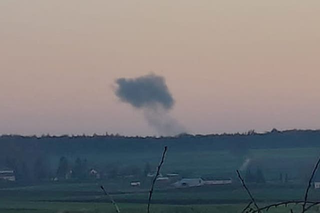 El humo se eleva en la distancia, en medio de informes de dos explosiones, vistas desde Nowosiolki, Polonia, cerca de la frontera con Ucrania.