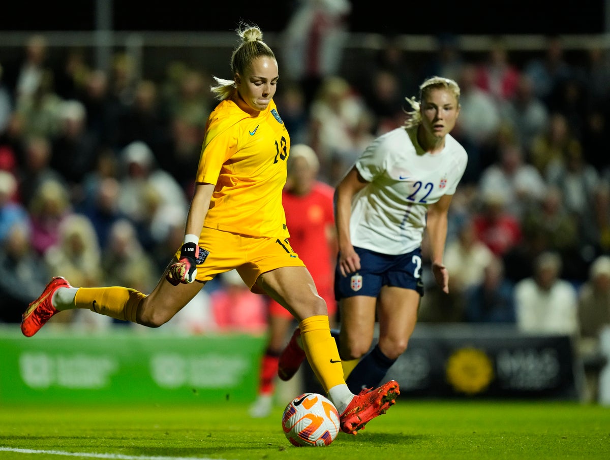 England held to frustrating draw by 10-woman Norway after Ellie Roebuck clanger