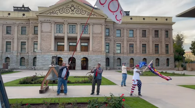 <p>A handful of election deniers gathered outside the Arizona state capitol on Tuesday to protest Kari Lake’s loss to Democratic candidate Katie Hobbs, who won the state’s gubernatorial race late Monday night</p>