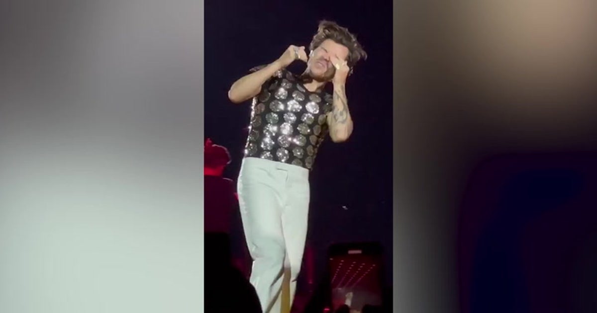 Harry Styles Doubles Over in Pain After He Was Hit in the Eye