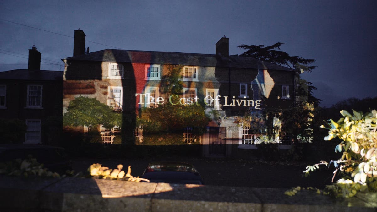 Greenpeace projects fuel poverty film onto Rishi Sunak’s Yorkshire home Greenpeace projects fuel poverty film onto Rishi Sunak’s Yorkshire home