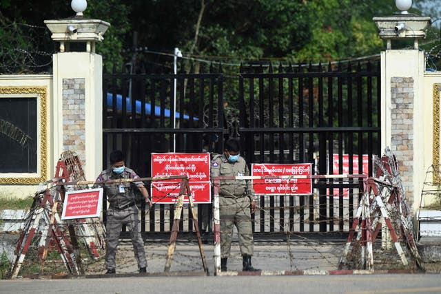 <p>Prison security officials prepare for the release of inmates outside Insein prison in Yangon</p>