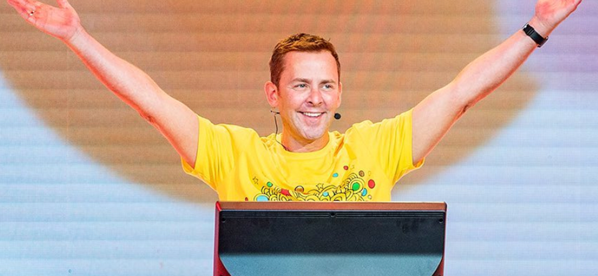 Children in Need: Scott Mills raises £1 million in treadmill challenge