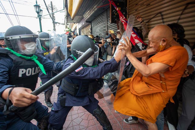 <p>Riot police charge towards pro-democracy protesters including a Buddhist monk at a demonstration next to the Democracy Monument in Bangkok on November 18, 2022, as the Asia-Pacific Economic Cooperation (APEC) summit is held in the Thai capital. </p>