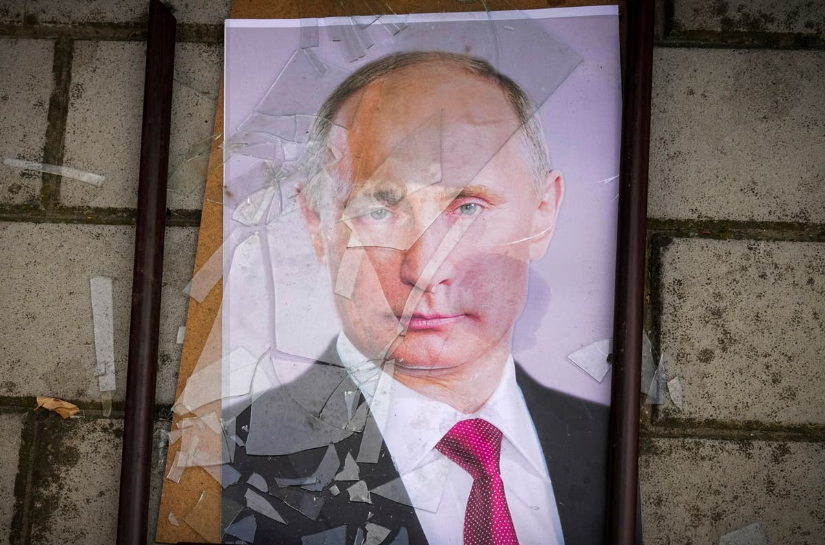 Zelenska palīgs saka, ka Vladimirs Putins “dzīvo bailēs par savu dzīvību, kad armija atkāpjas”
