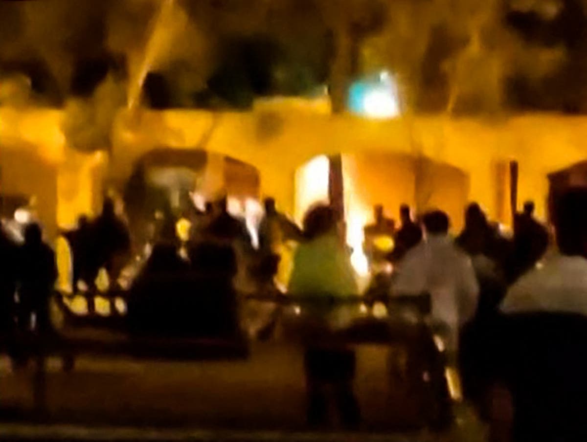 Iranian protesters set fire to Ayatollah Khomeini’s house Iranian protesters set fire to Ayatollah Khomeini’s house