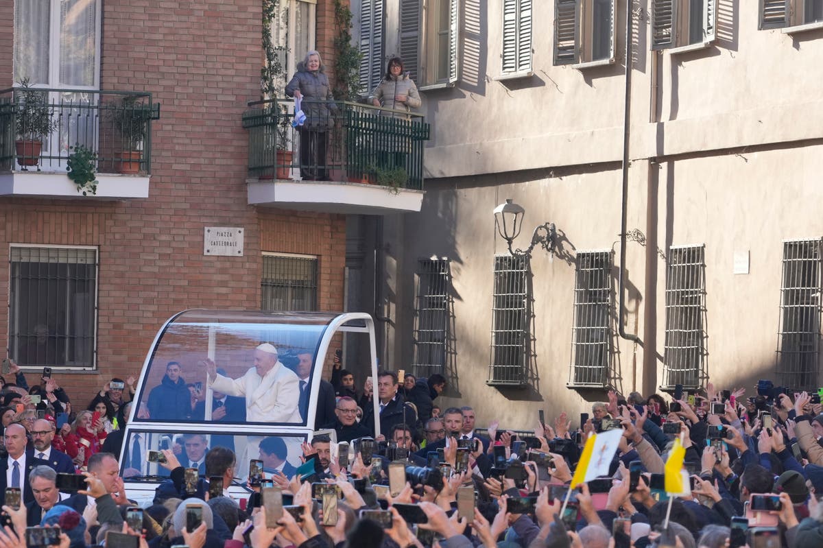 Papa onora le radici della famiglia nel nord Italia con una visita rara