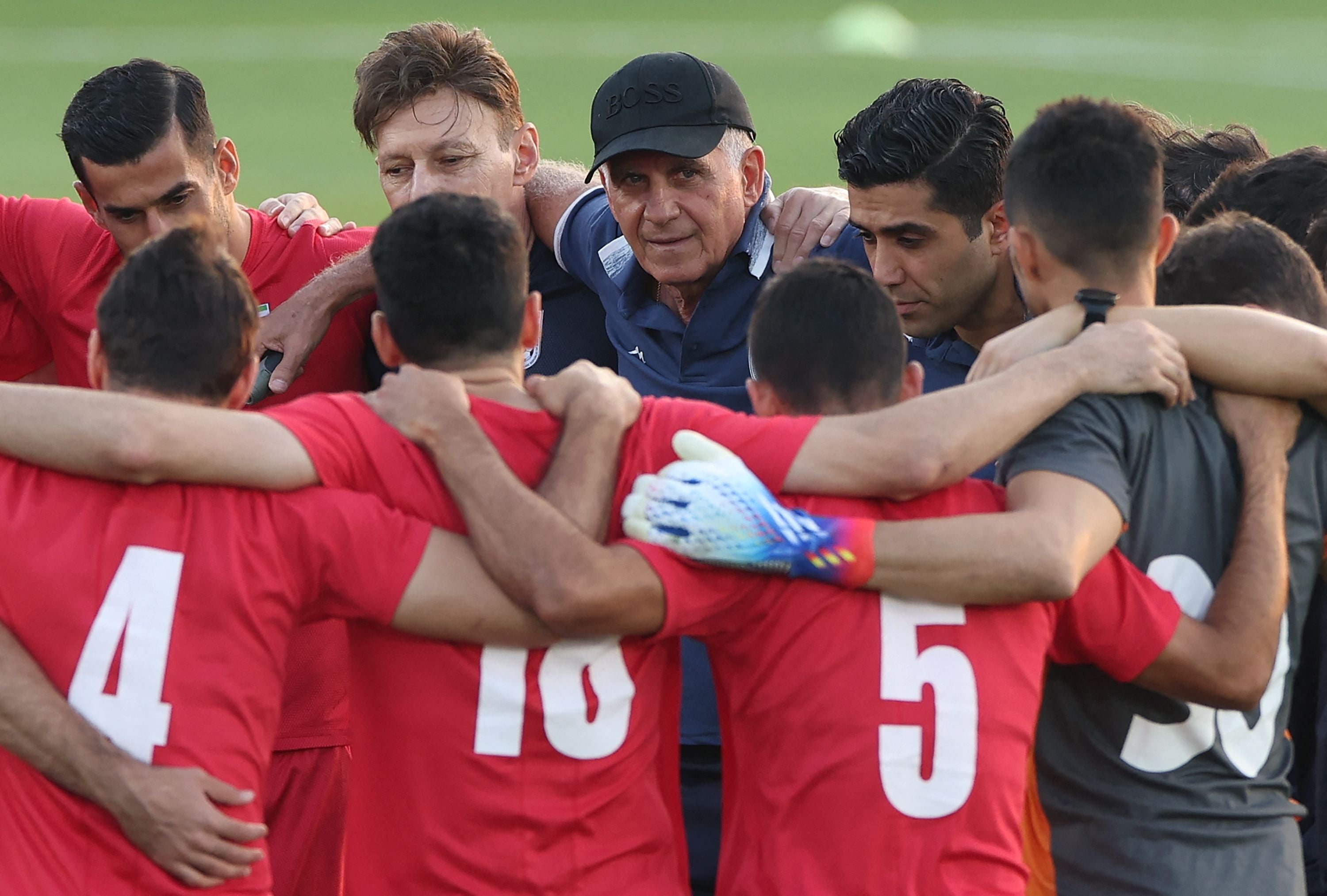 <p>Iran's coach Carlos Queiroz (C) talks to the players during a training session</p>