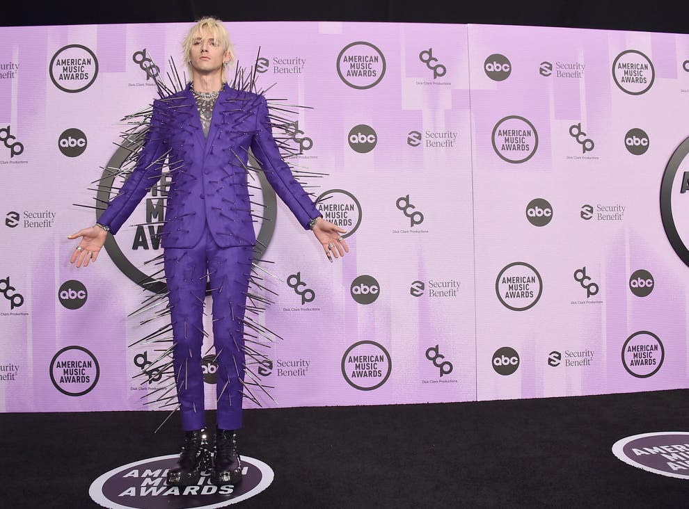 Machine Gun Kelly dons extravagant spiked suit at the AMAs | The ...