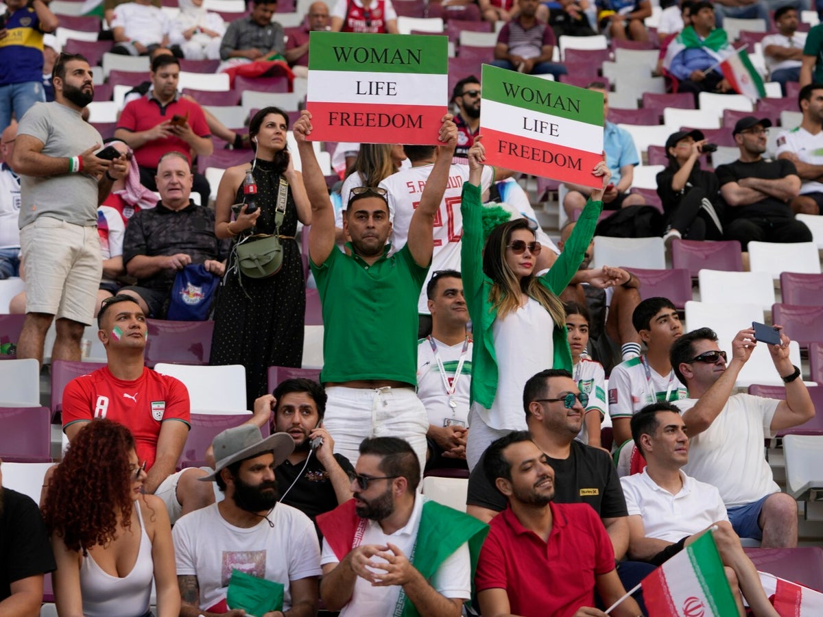 İranlı protestocular, İngiltere ile Dünya Kupası çatışmasında kadınlar için 'özgürlük' talep ediyor