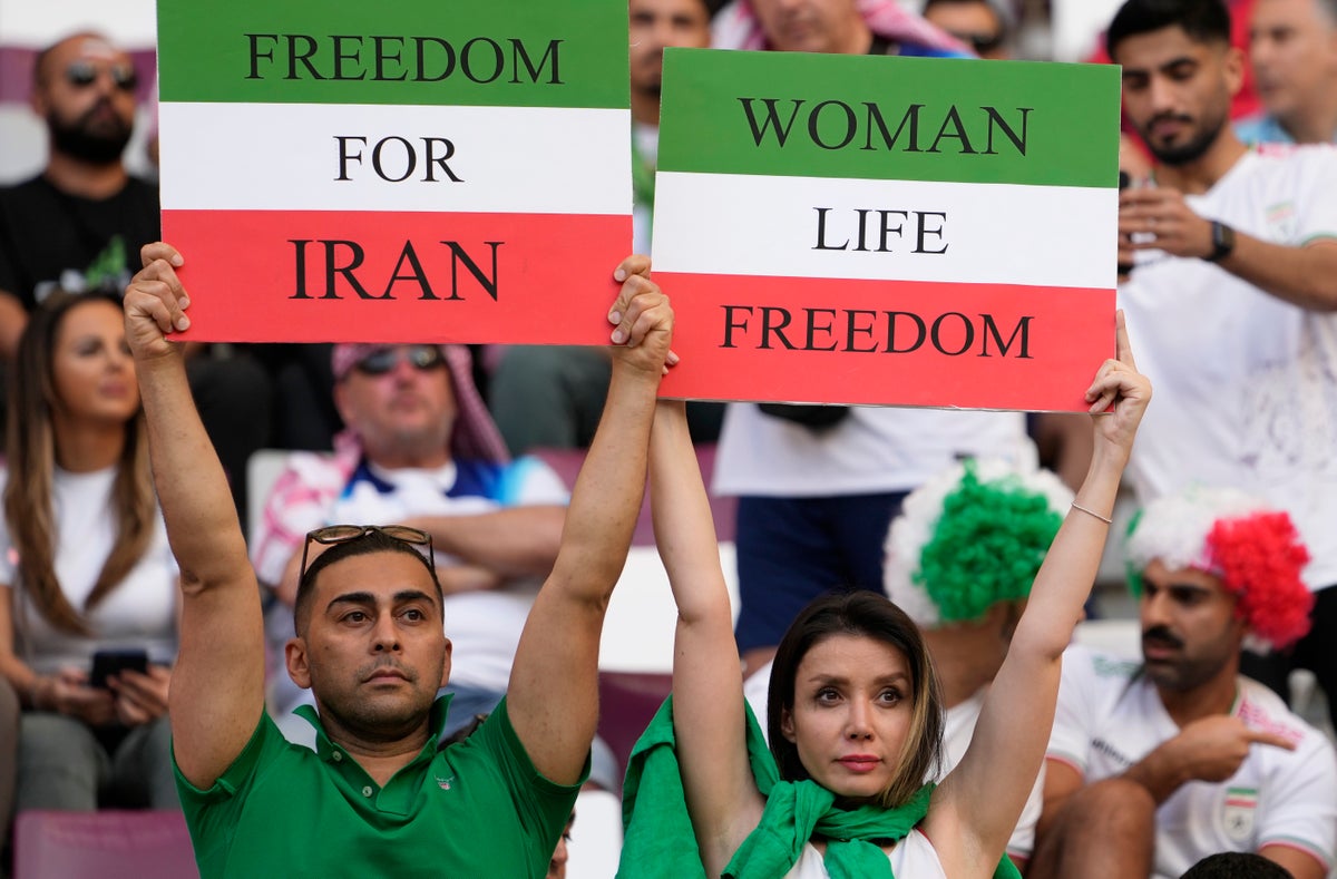 İran Dünya Kupası: Tahran'daki stadyumlara girmesi yasaklanan İranlı kadınlar Katar'a gidiyor