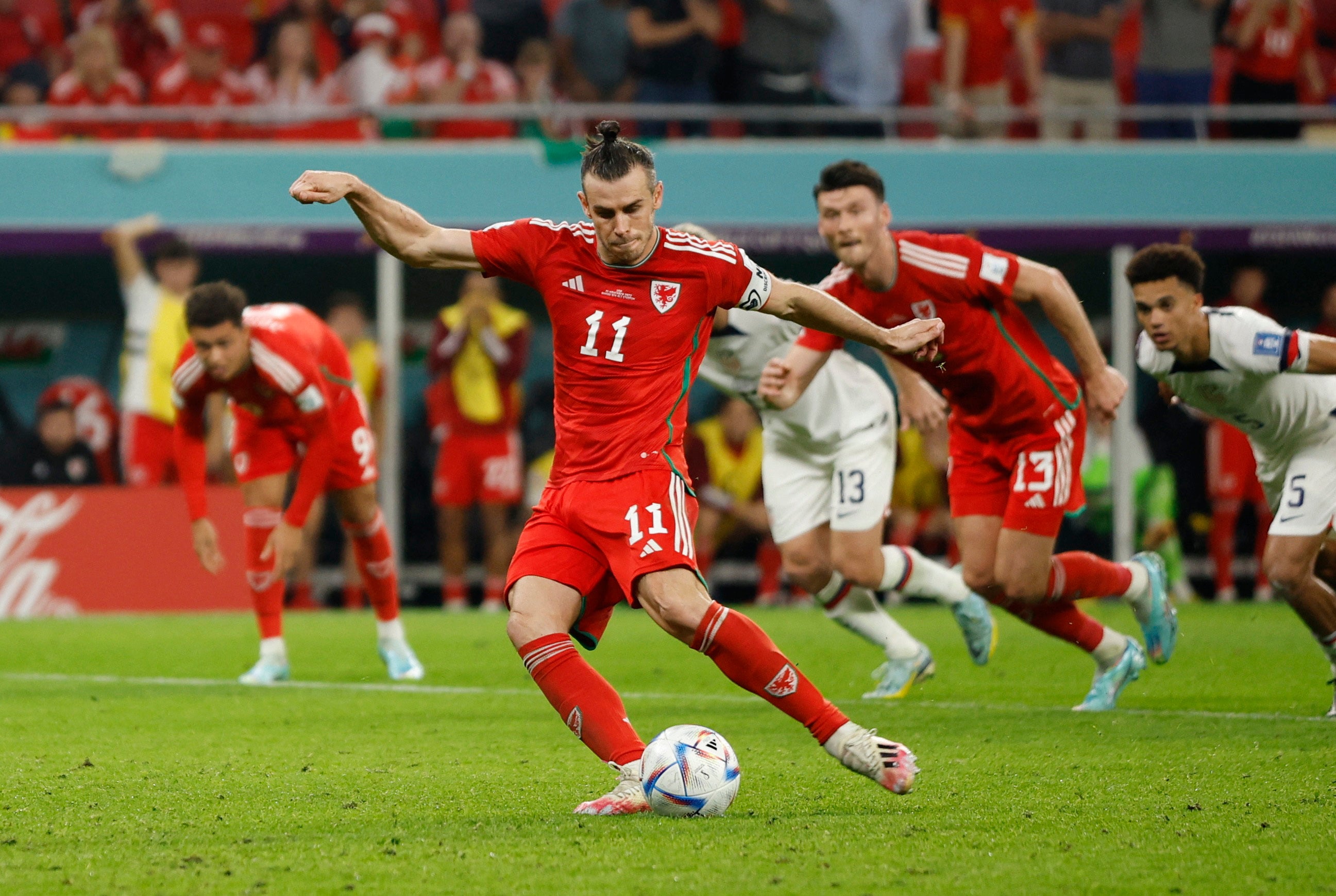 Gareth Bales slams home a penalty for Wales to make it 1-1 against USA