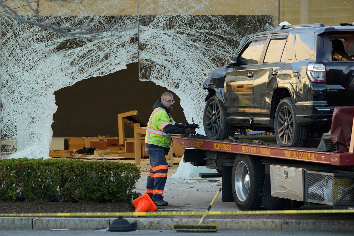 Man charged with reckless homicide in Apple store crash