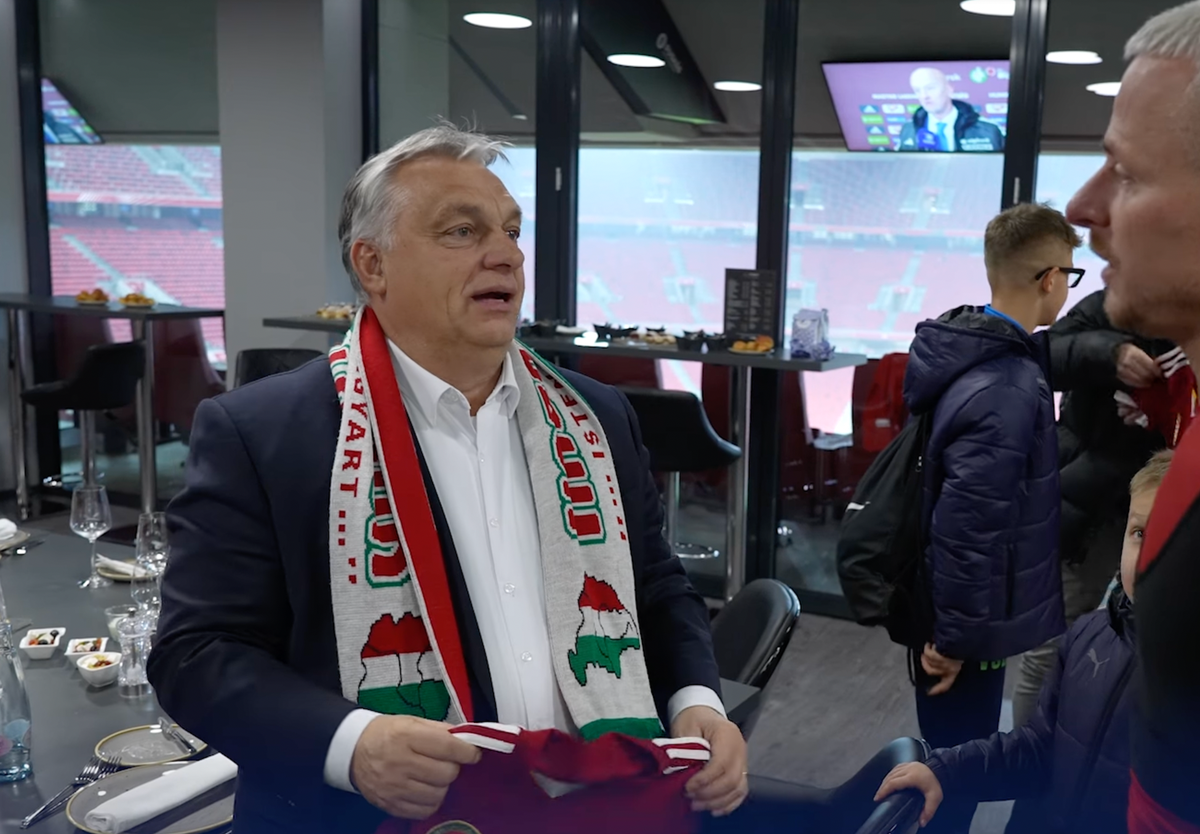 Viktor Orban, Ukrayna topraklarını Macar olarak gösteren eşarp takarken öfke