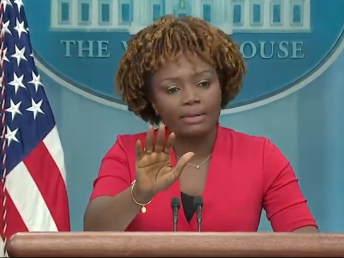 Fauci Beyaz Saray'ın son basın toplantısında, bağıran muhabir soruları bastırırken kaotik sahneler