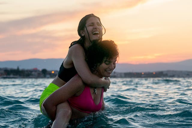 <p>Nathalie Issa and Manal Issa as Yusra and Sara Mardini in ‘The Swimmers’ </p>
