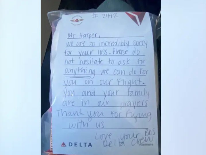 Flight attendant’s note helped grieving passenger