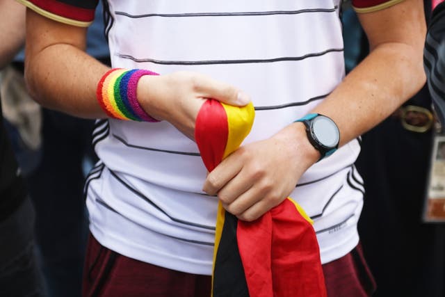 Un hincha de Alemania luce los colores del arco iris en su muñeca en Doha