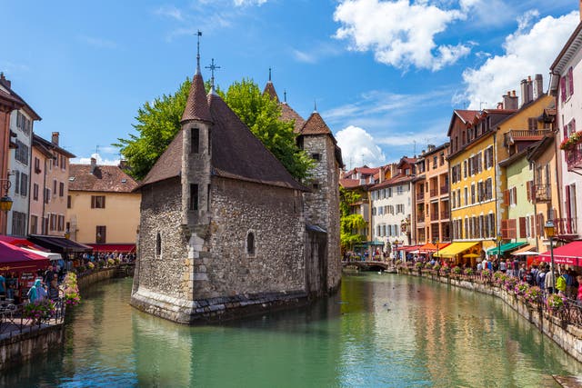 <p>Waterfront restaurants and bars in picture-perfect Annecy</p>