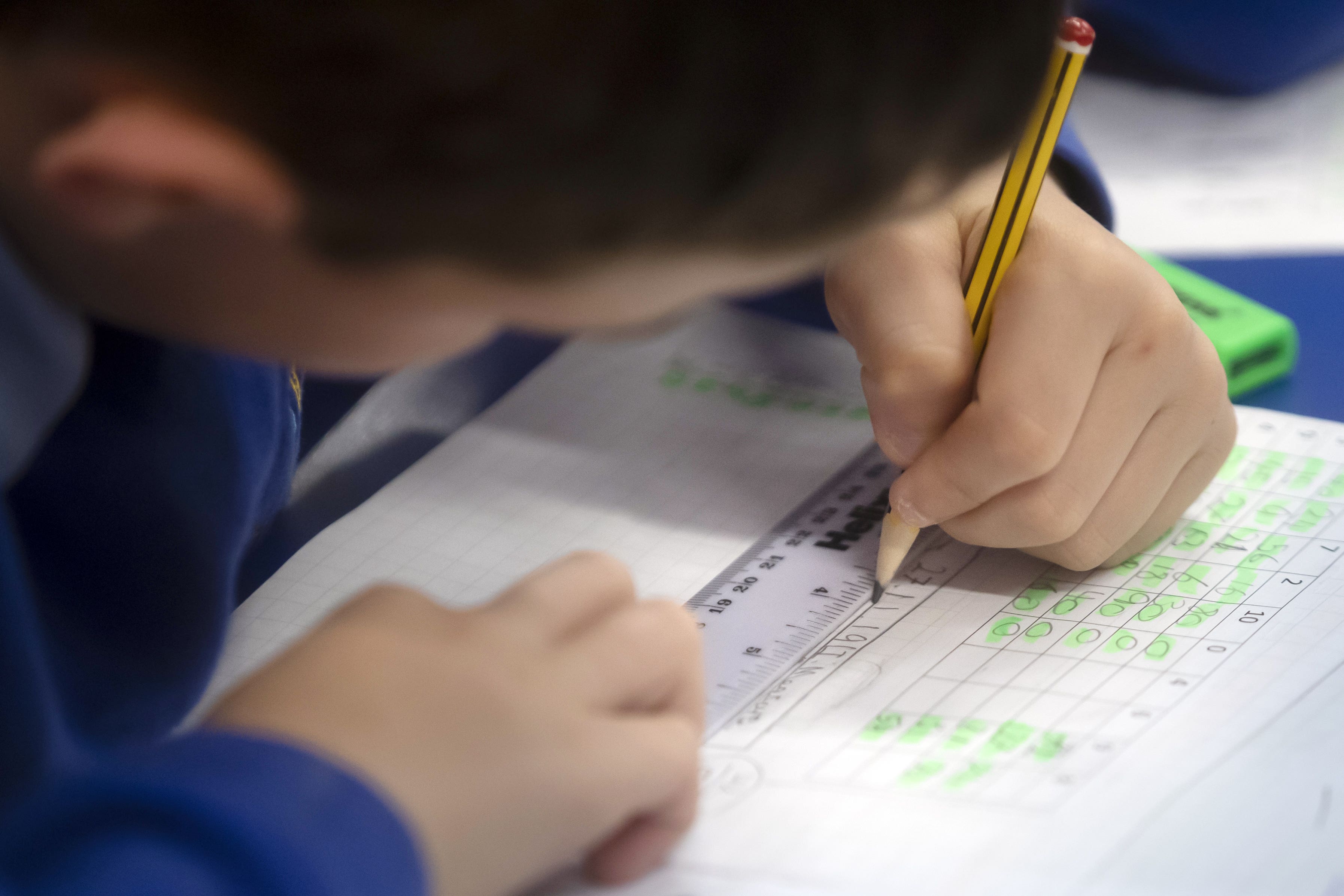 Geringverdienendes Schulpersonal kauft Lebensmittel für hungrige ...