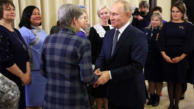 <p>Putin consoles mothers of soldiers killed fighting war in Ukraine</p>