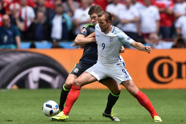 England’s Harry Kane (right) and Wales’ Ben Davies in action against each other at Euro 2016 (Joe Giddens/PA)