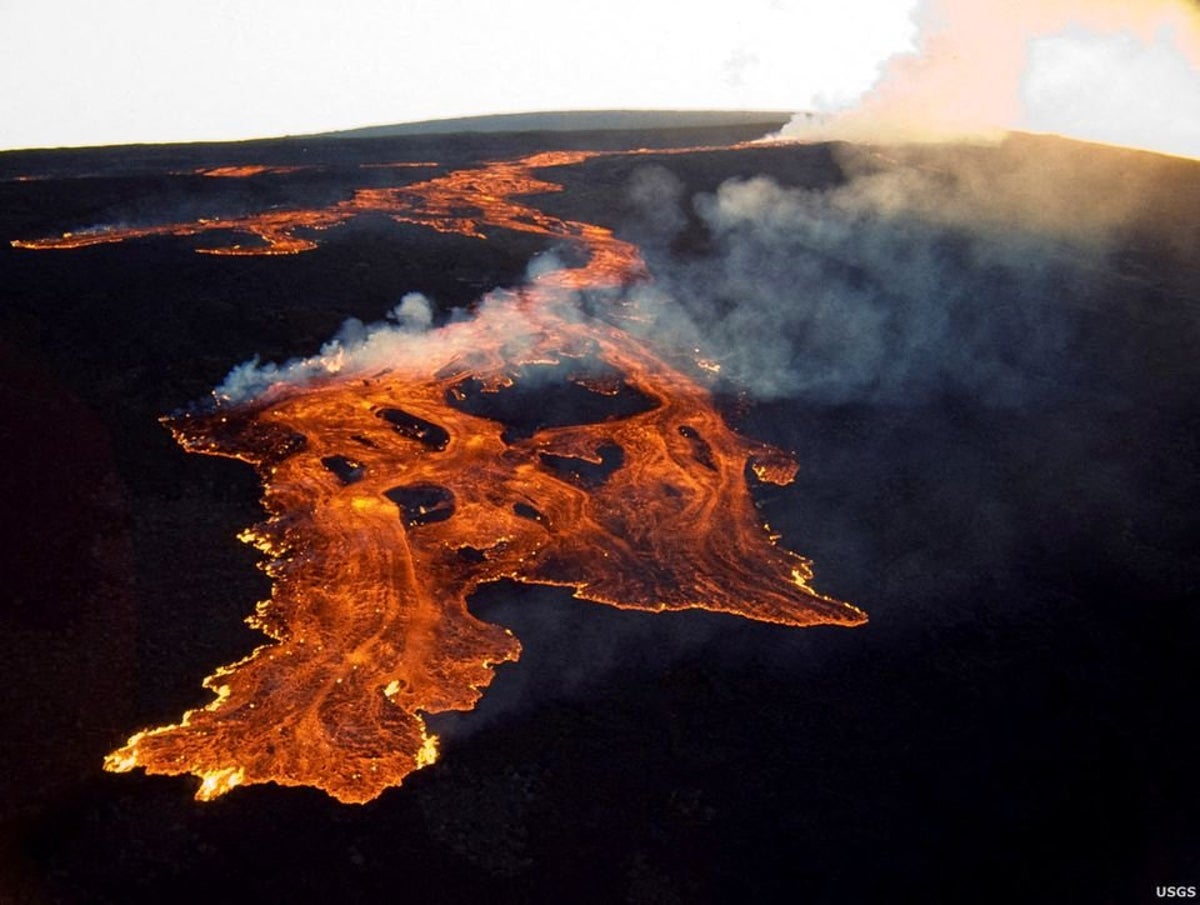 Mauna Loa news – live: Hawaii volcano eruption shifts from summit to rift as shelters open and flights delayed