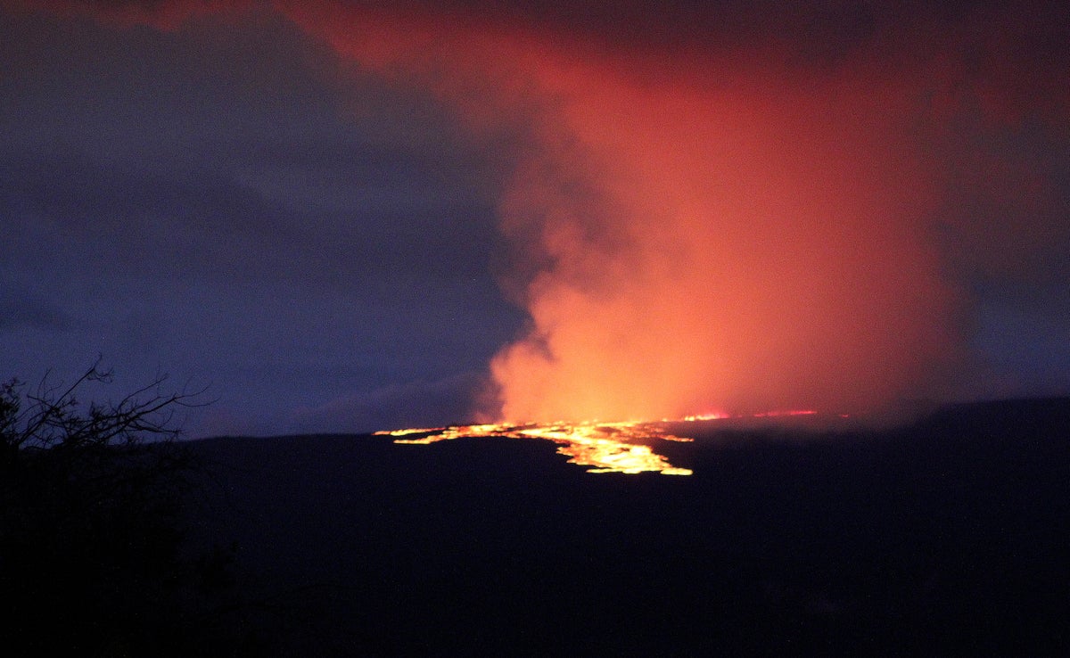 Mauna Loa news – live: Hawaii volcano eruption shifts from summit to rift as shelters open and flights delayed