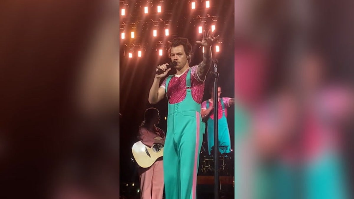 Harry Styles stops concert and asks fans to step back preventing crowd crush