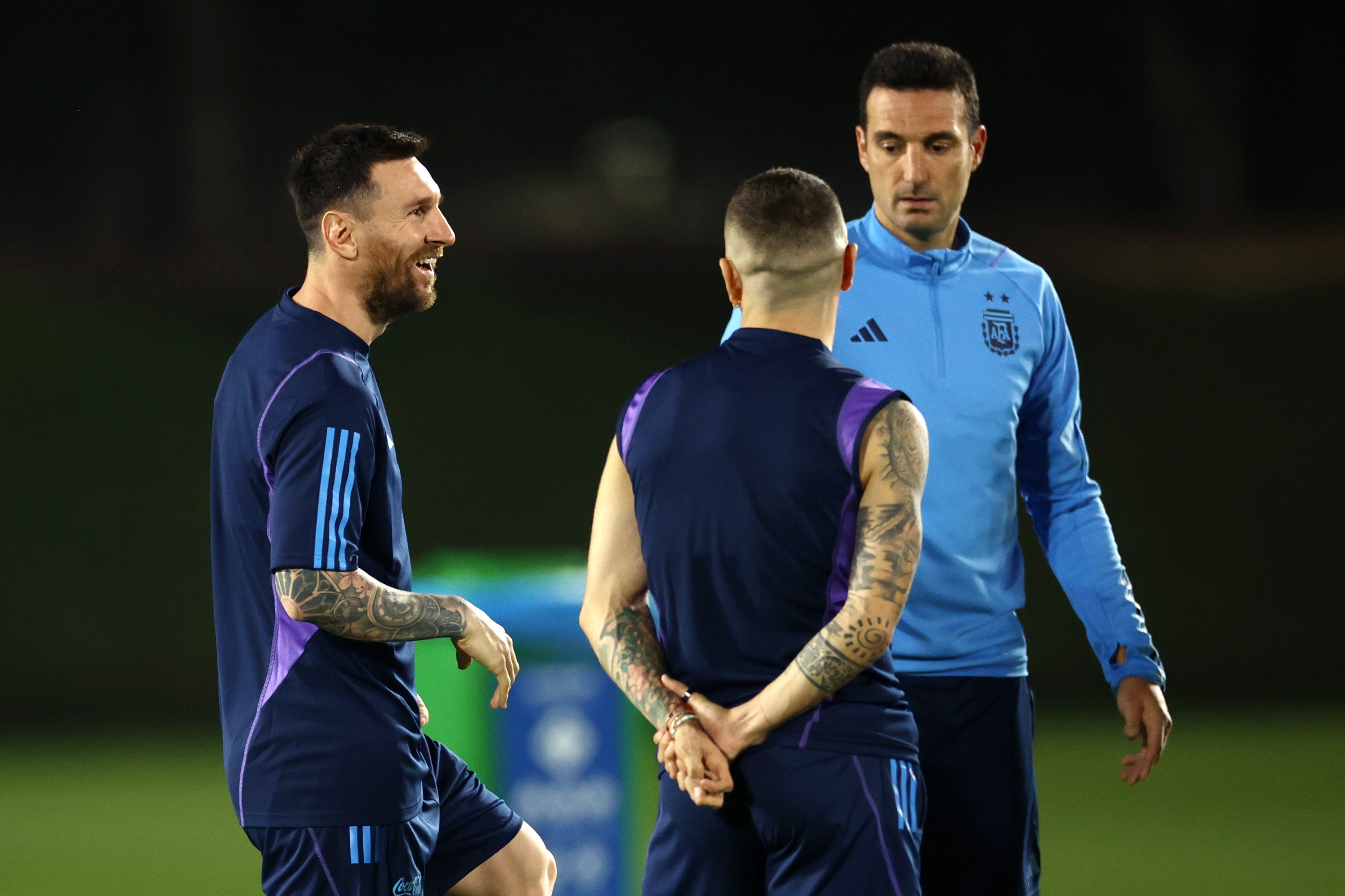 Lionel Messi in discussion with manager Lionel Scaloni
