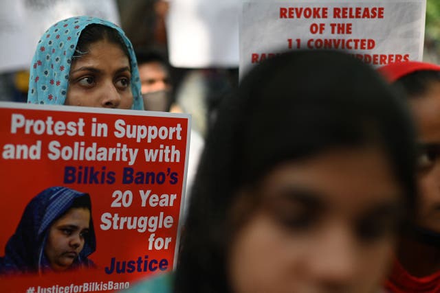 <p>File. Demonstrators hold placards during a protest against the release of men convicted of gang-raping of Bilkis Bano during the 2002 communal riots in Gujarat, in  New Delhi on 27 August 2022</p>