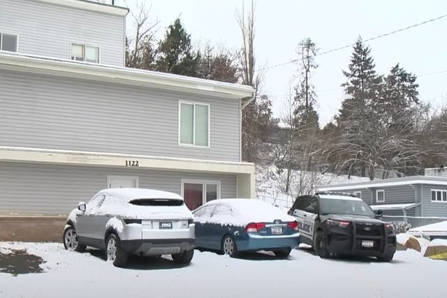 Dos automóviles y un vehículo policial se encuentran frente a la casa donde cuatro estudiantes de la Universidad de Idaho fueron asesinados el 13 de noviembre. La policía incautó cinco automóviles cerca de la escena el 19 de noviembre.