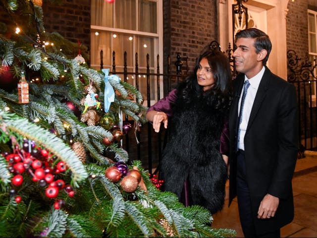 <p>Rishi Sunak and wife Akshata Murty look at the Christmas tree outside No10</p>