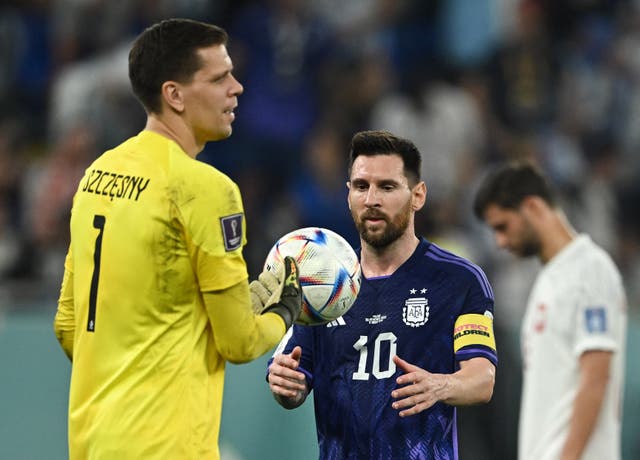 <p>Wojciech Szczesny passes the ball to Lionel Messi before the penalty</p>