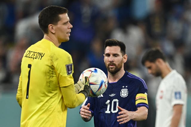 <p>Wojciech Szczesny passes the ball to Lionel Messi before the penalty</p>