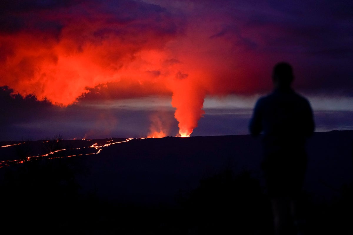 Hawaii, Mauna Loa patlamasından otoyola doğru sızan lav olarak Ulusal Muhafızları harekete geçirdi