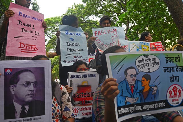 <p>Students in Mumbai protest against caste discrimination</p>